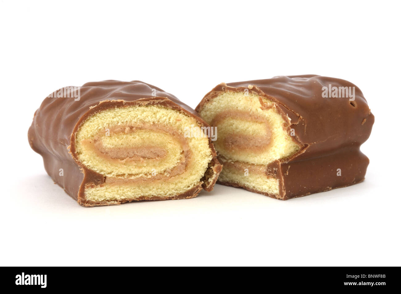 Rouleau doux rempli de crème au chocolat et recouvert de chocolat Banque D'Images