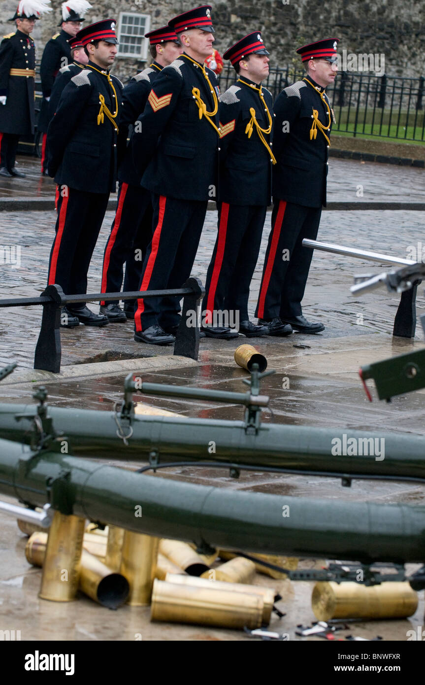 Une salve de 62 est déclenché par l'extérieur de la Tour de Londres pour célébrer l'anniversaire de la reine accession au trône Banque D'Images