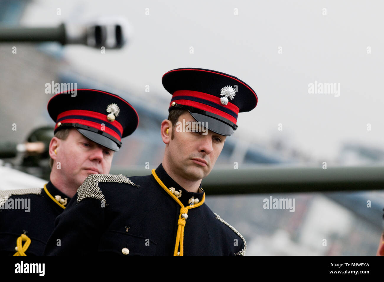 Une salve de 62 est déclenché par l'extérieur de la Tour de Londres pour célébrer l'anniversaire de la reine accession au trône Banque D'Images