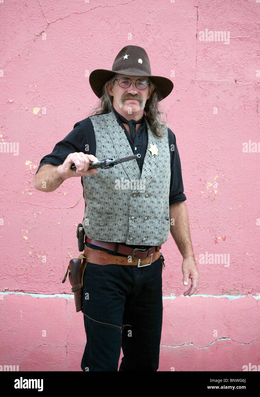 Acteur jouant le rôle d'un shérif d'une production de théâtre locales posent pour une photo au centre-ville de Cheynne, Wyoming. Banque D'Images