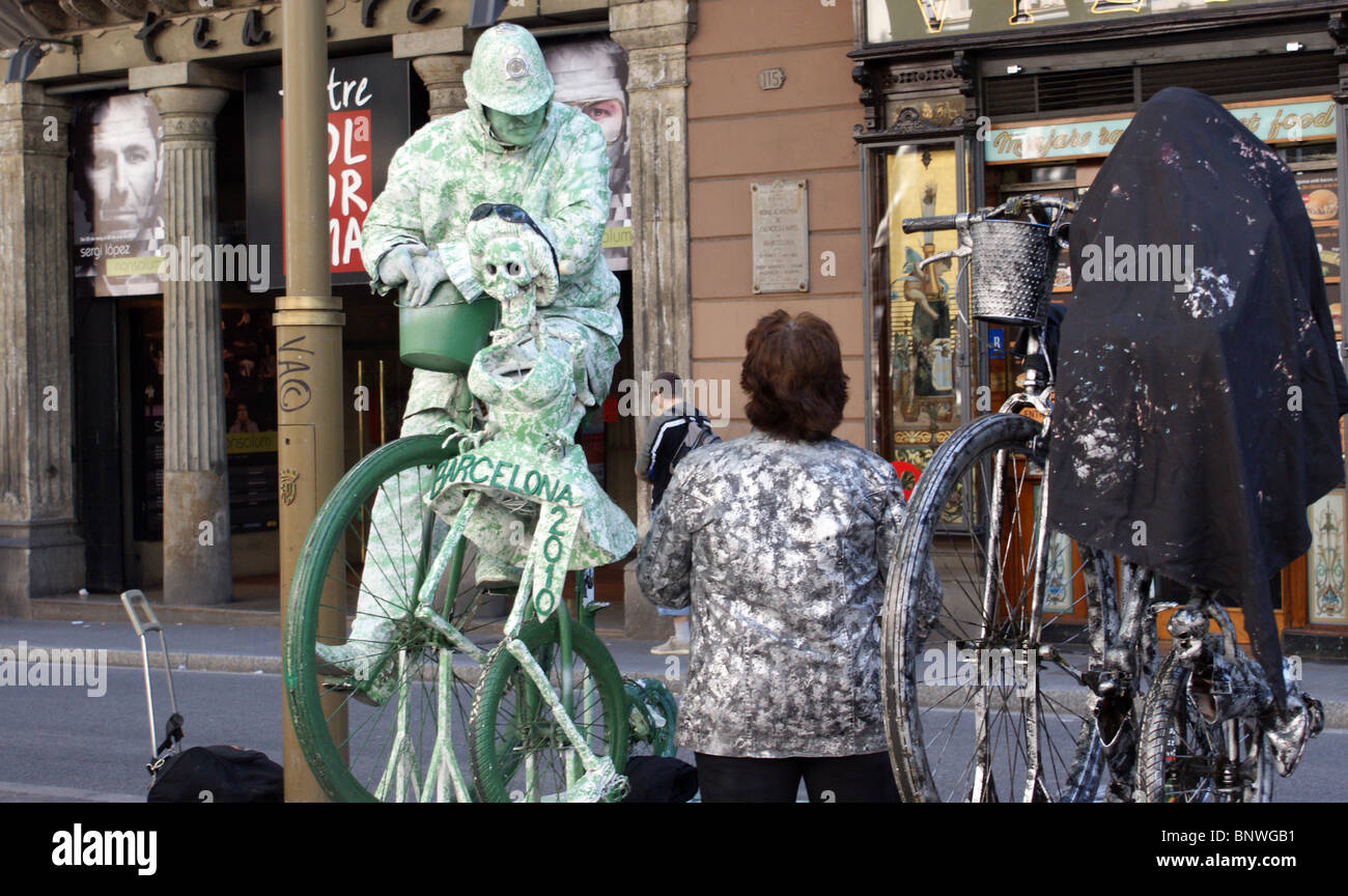 Les STATUES DE RUE DE BARCELONE ESPAGNE AYANT UN CHAT ET SE PRÉPARER Banque D'Images