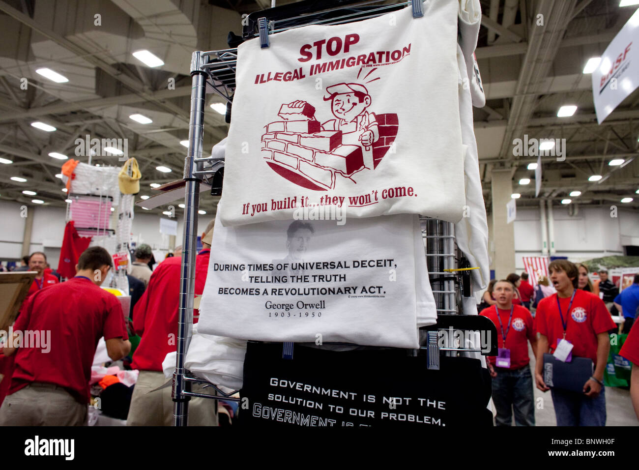 T-shirt afficher sur le plancher à la foire commerciale en liaison avec les deux jours du congrès du Parti républicain du Texas à Dallas. Banque D'Images