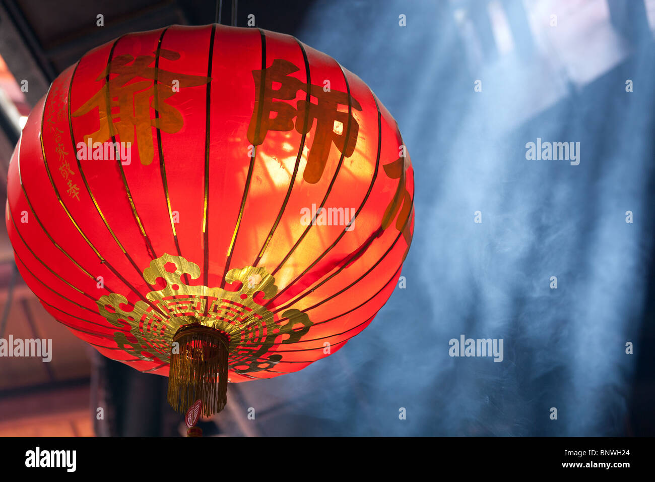 Des rayons de soleil et de lanternes chinoises dans la fumée d'encens, Kuala Lumpur, Malaisie Banque D'Images