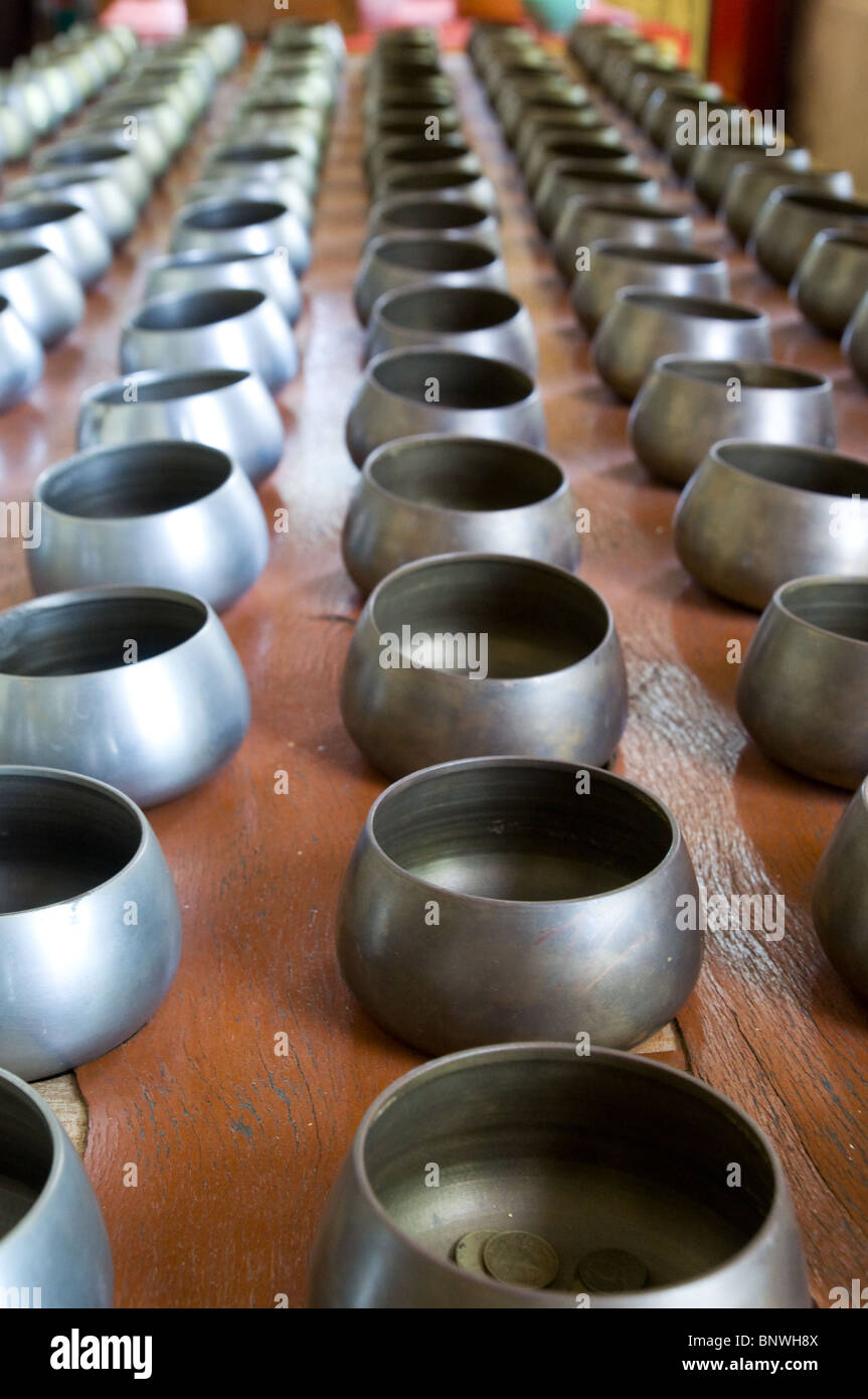 Boules à la sacrifier grand stupa Phra Pathom Chedi à Nakhon Pathom, Thaïlande. Banque D'Images
