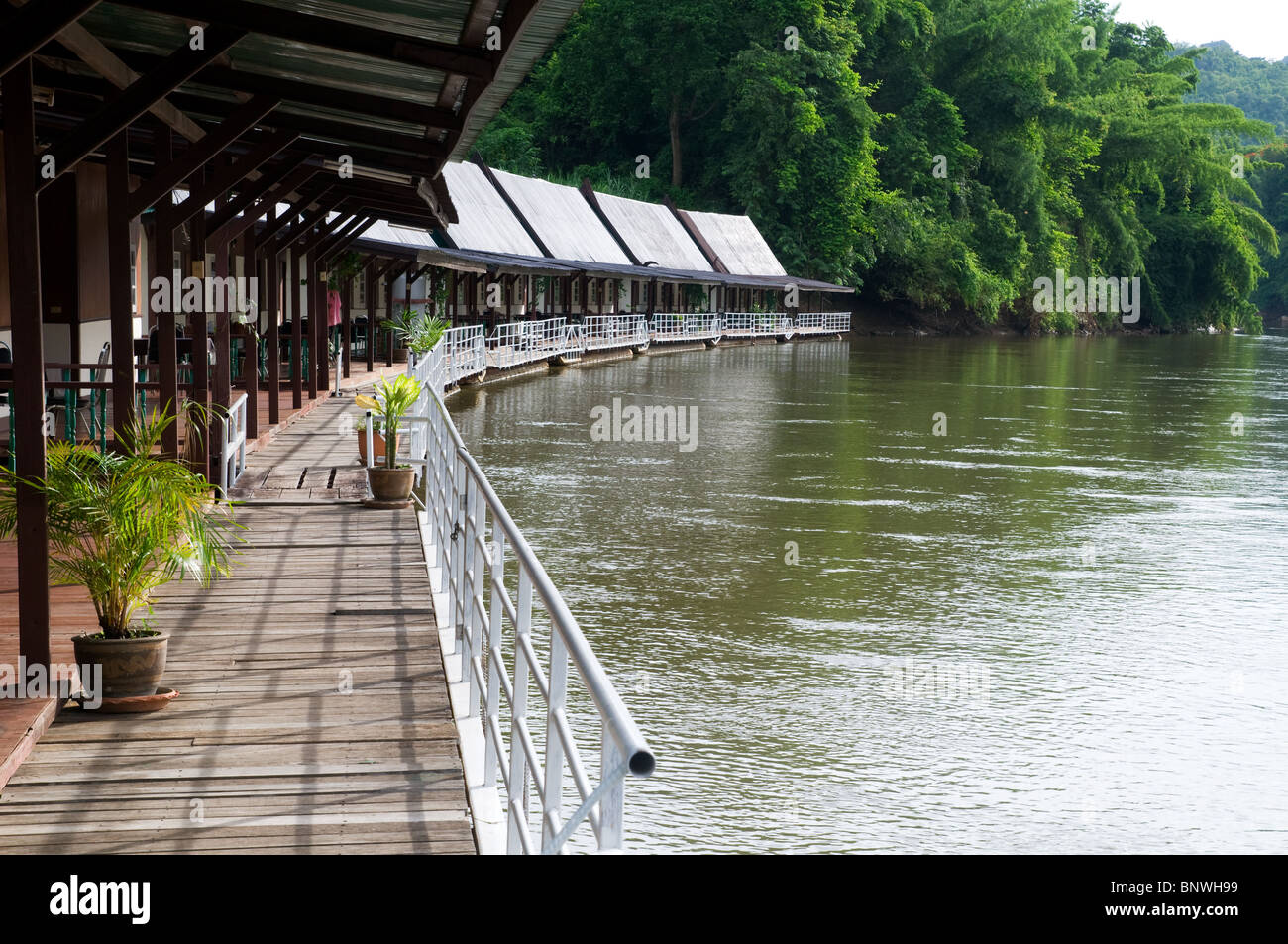 Hôtel flottant sur la rivière Kwai dans la province de Kanchanaburi, Thaïlande. Banque D'Images