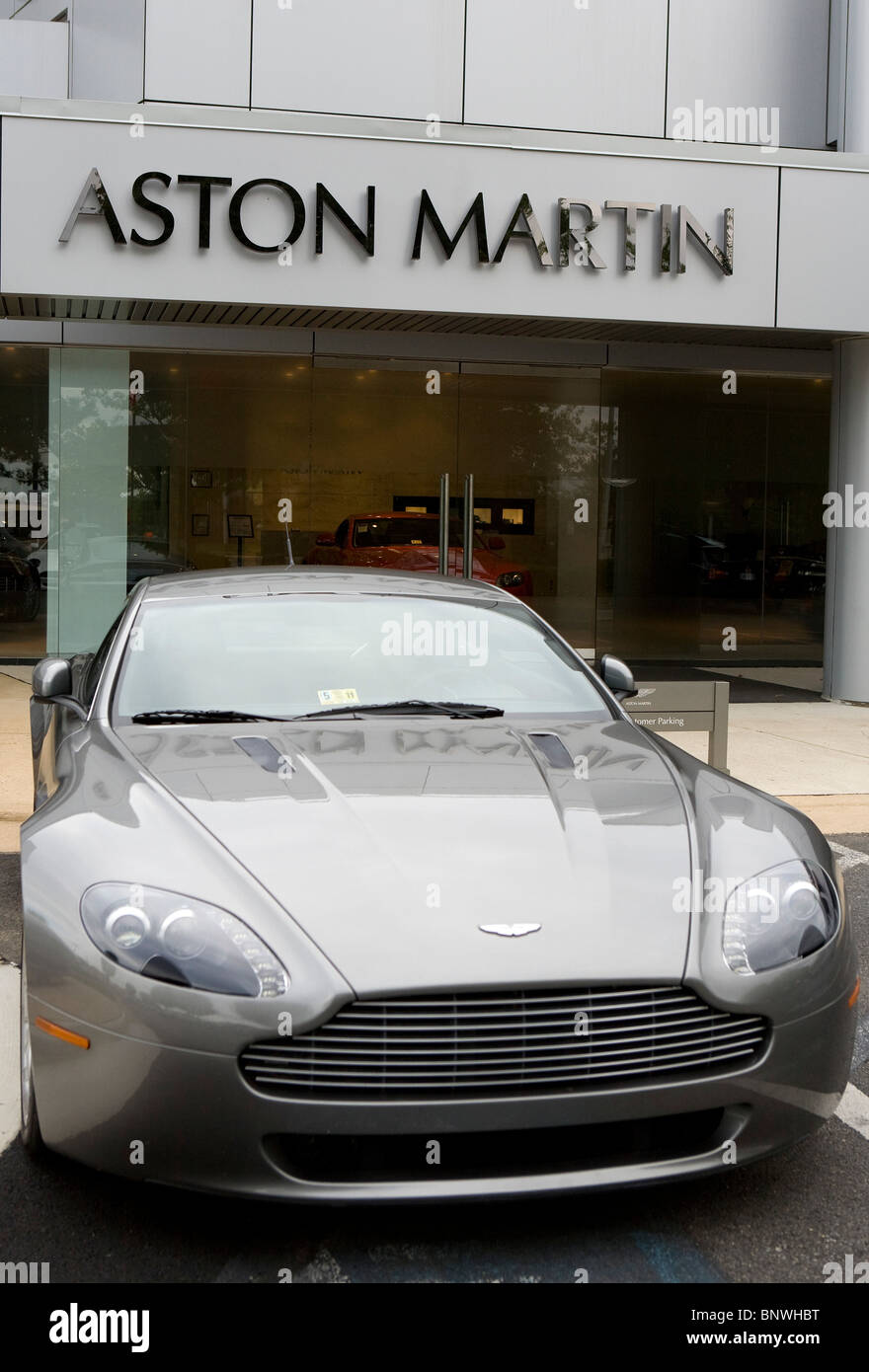Un concessionnaire automobile Aston Martin. Banque D'Images