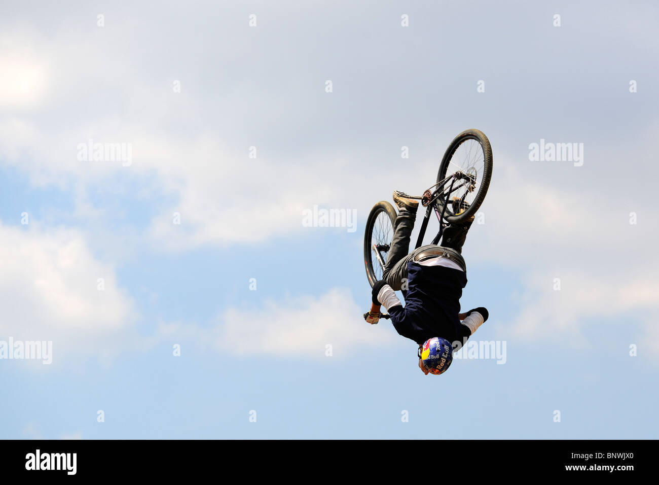 Un candidat non identifiés participe à un concours de BMX/VTT. Banque D'Images