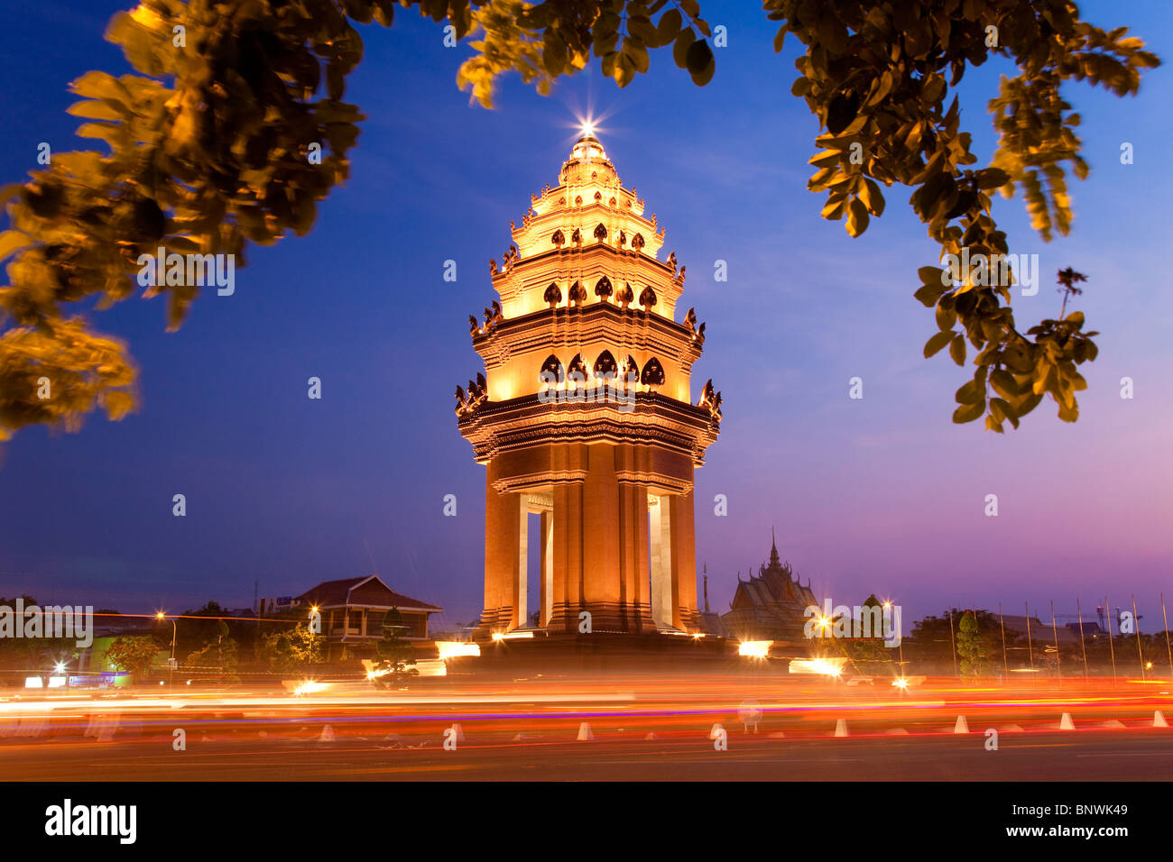 Le Monument de l'indépendance à Phnom Penh à la nuit - Phnom Penh, Cambodge Banque D'Images