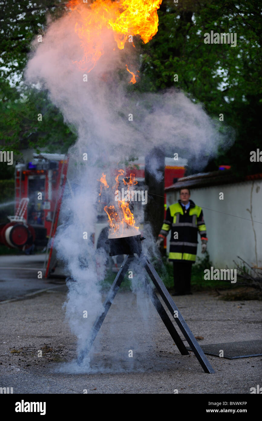 Spectacle public d'incendie à la caserne de démonstration Banque D'Images