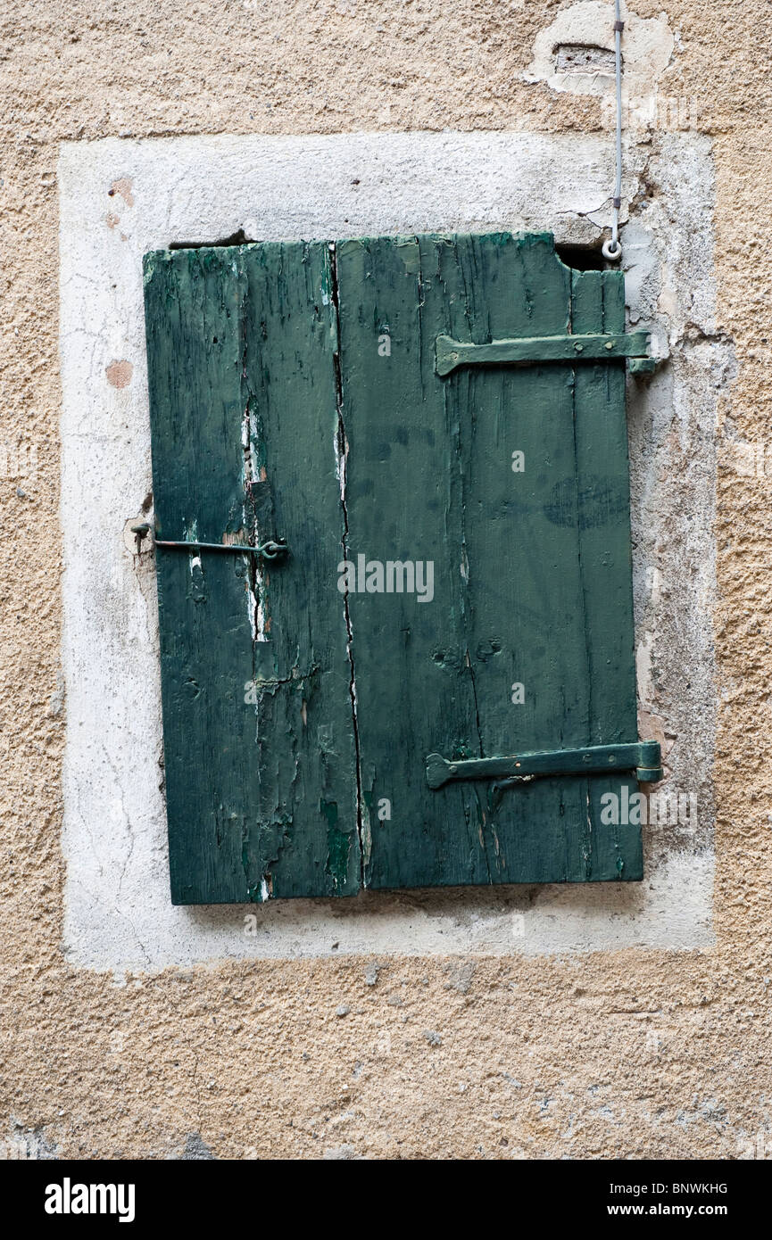 Petite vieille fenêtre fermée Banque D'Images