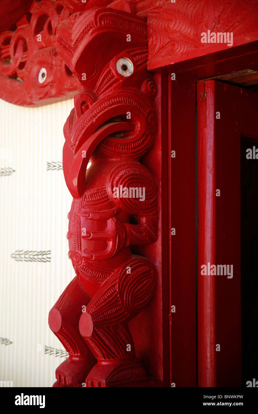 La figure sculptée à la maison de réunion maori, Te Whare Runanga, le Waitangi Treaty Grounds, près de Russell, Bay of Islands, Nouvelle-Zélande. Banque D'Images