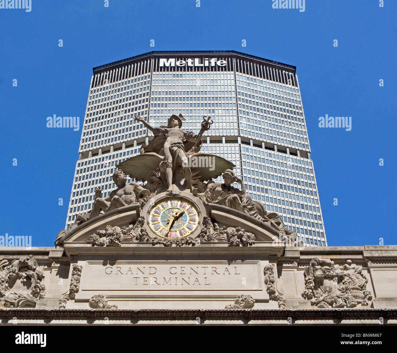 Statue trônant au sommet de la gare Grand Central Terminal Banque D'Images