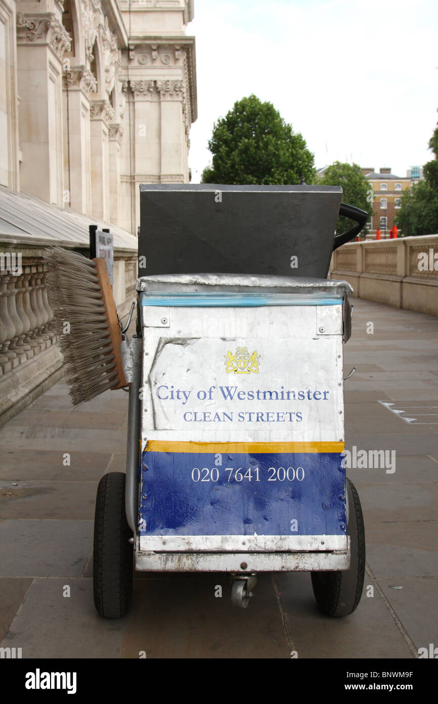 Une ville de Westminster street cleaner's panier sur Whitehall, Westminster, Londres, Angleterre, Royaume-Uni Banque D'Images