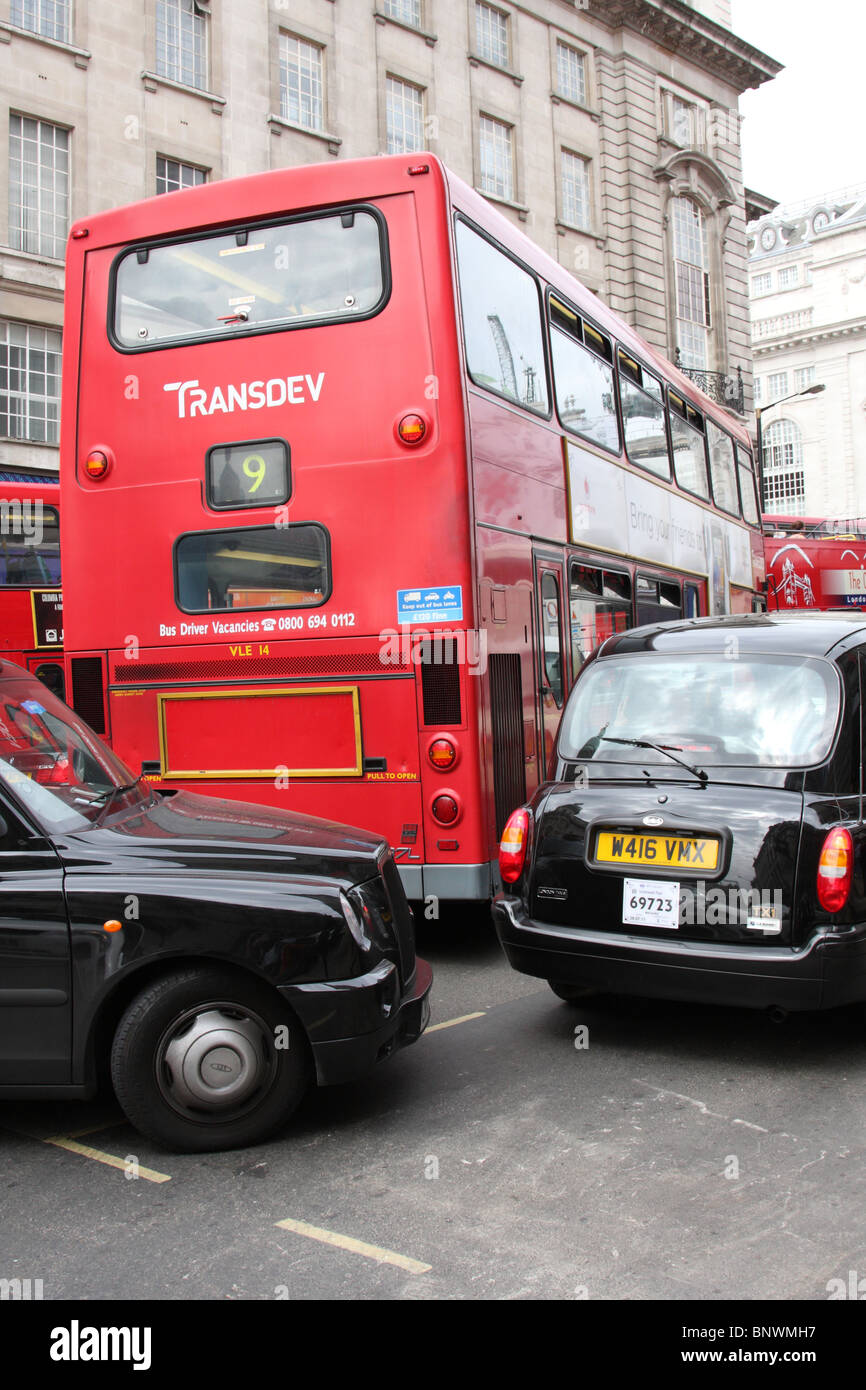 L'encombrement du trafic sur une rue de Londres. Banque D'Images