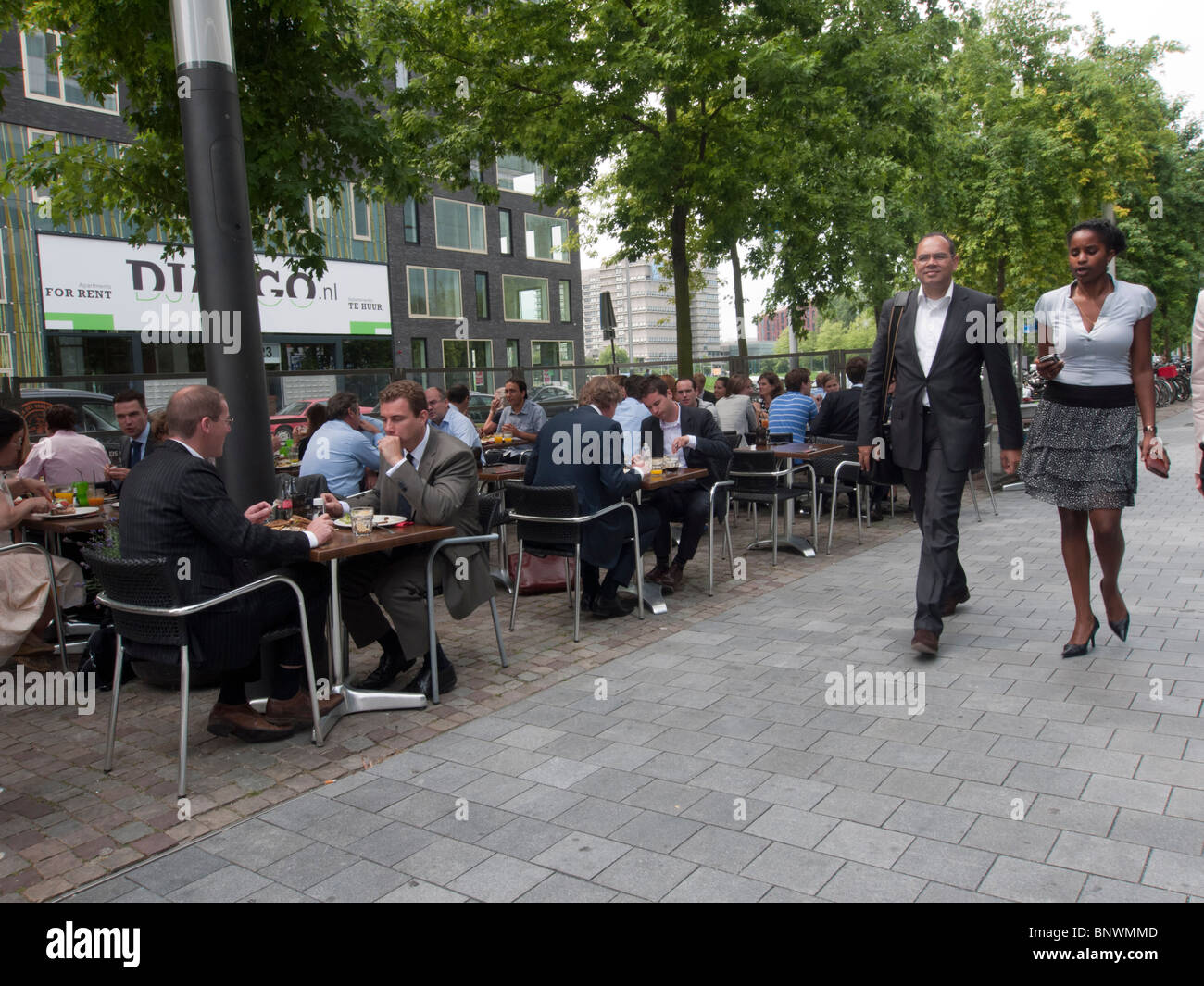 Employés de bureau au déjeuner dans des restaurants en plein air dans le quartier des affaires moderne d'Amsterdam Zuid aux pays-Bas Banque D'Images