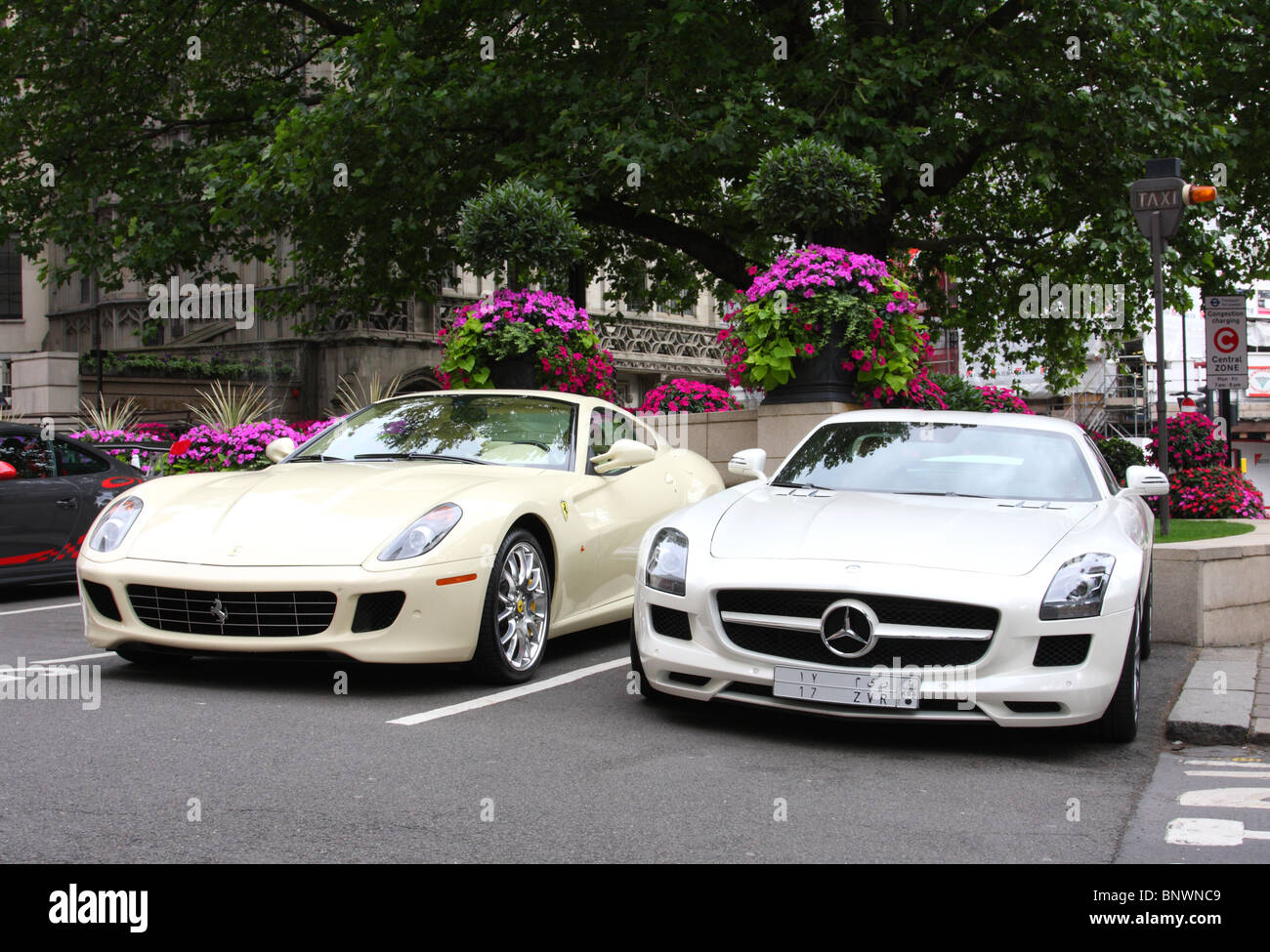 Ferrari et Mercedes sur une rue de Londres. Banque D'Images