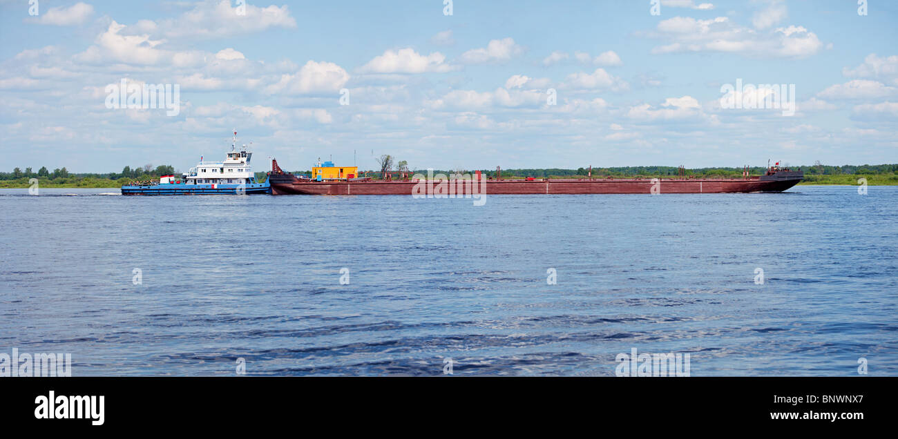 Le chaland de charge flotte sur la rivière Banque D'Images