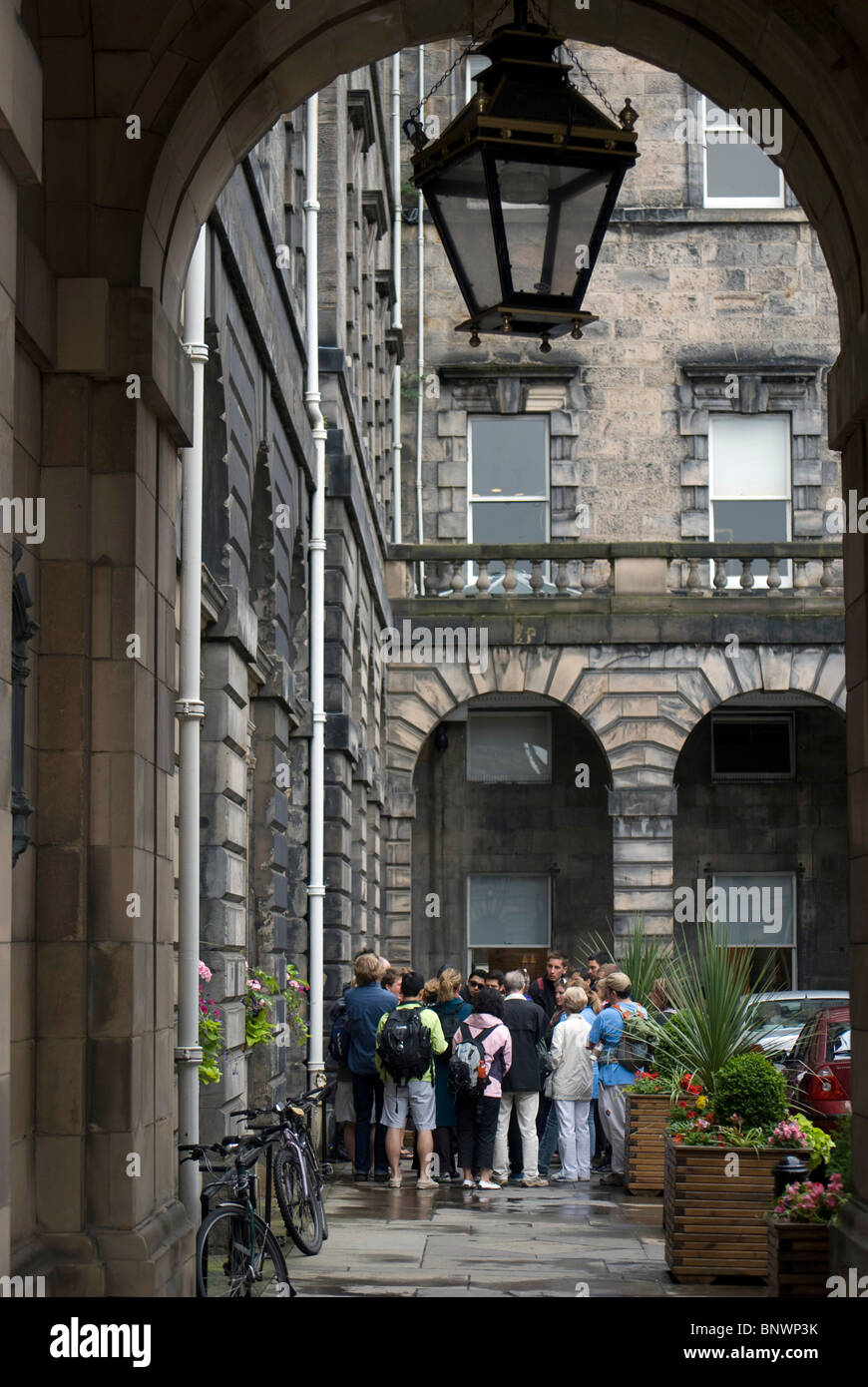 Groupe de touristes visitant la ville Chambers, Édimbourg, Écosse. Banque D'Images