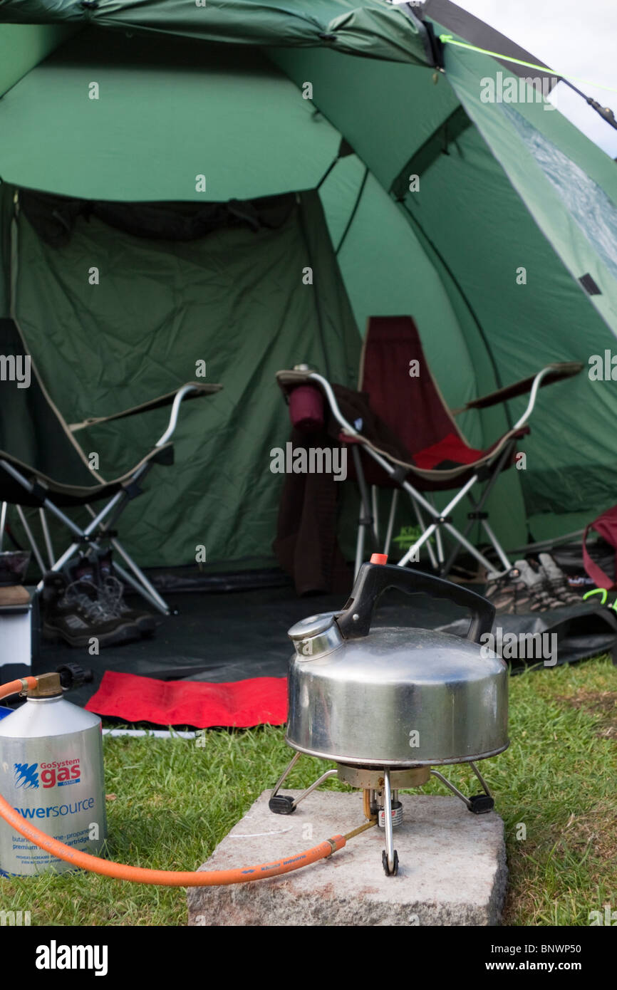 Électrique l'ébullition devant une tente, matériel de camping, Pembrokeshire, Pays de Galles, Royaume-Uni Banque D'Images