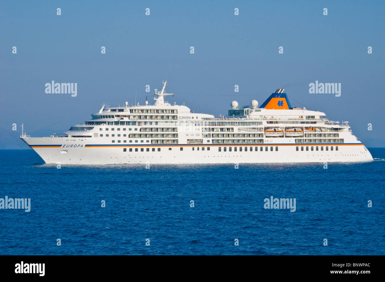 Bateau de croisière touristique EUROPA en mer au large de l'île grecque de Corfou Grèce GR Banque D'Images