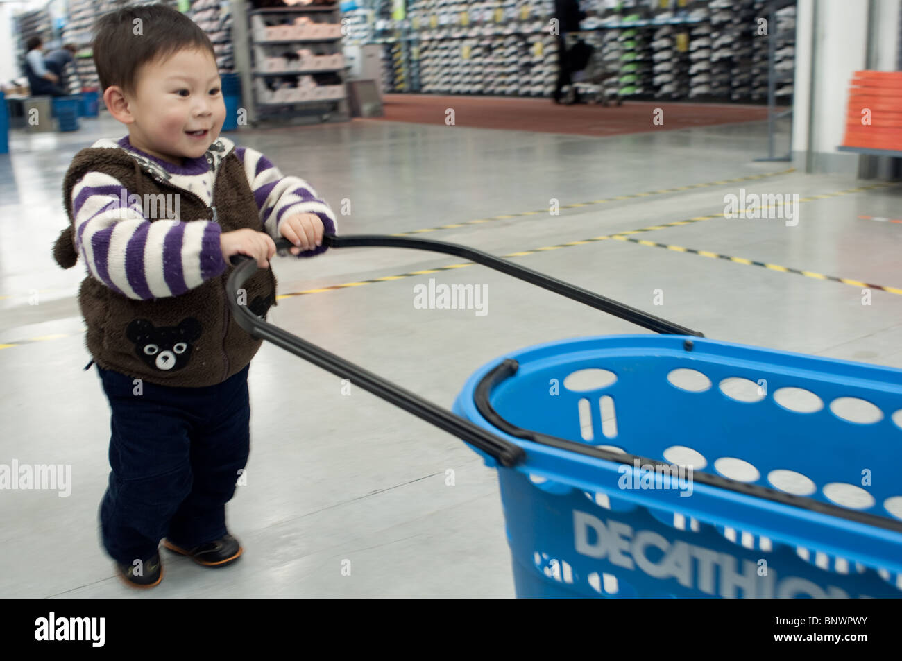 Un enfant dans un magasin Decathlon, Shanghai, Chine Banque D'Images