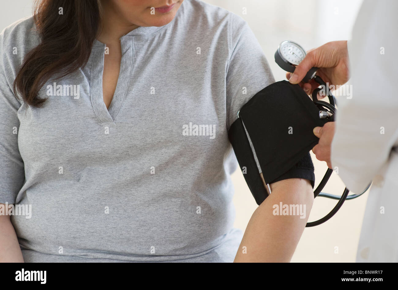 La femme médecin contrôle de la pression artérielle Banque D'Images