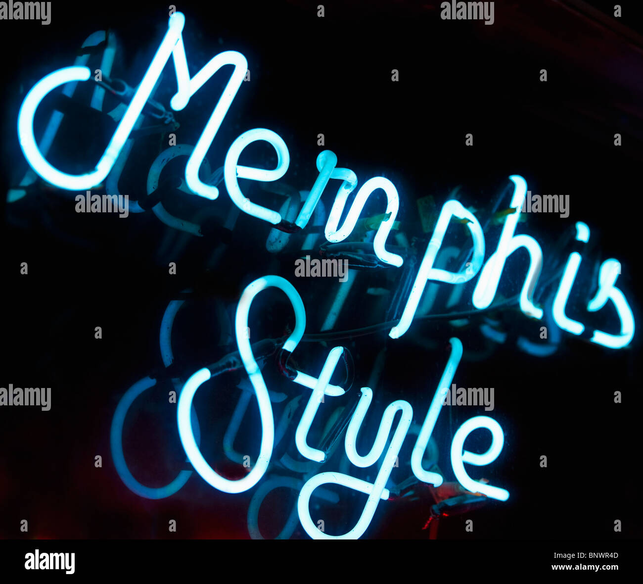 Style Memphis lumineux signe sur Beale Street à Memphis Banque D'Images