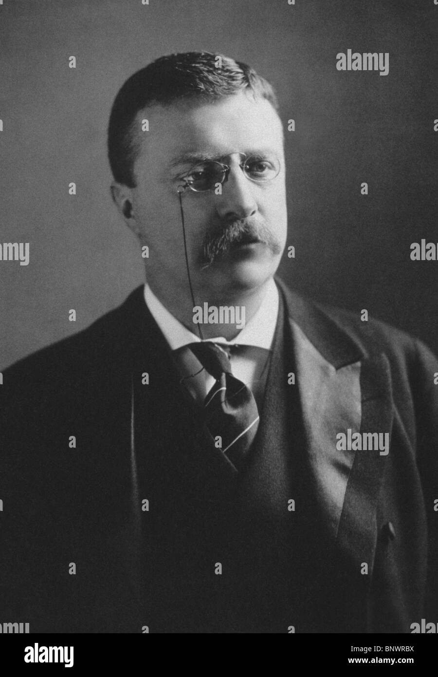 Portrait photo vers 1902 de 'Teddy' Theodore Roosevelt (1858 - 1919) - le 26e président des États-Unis (1901 - 1909). Banque D'Images