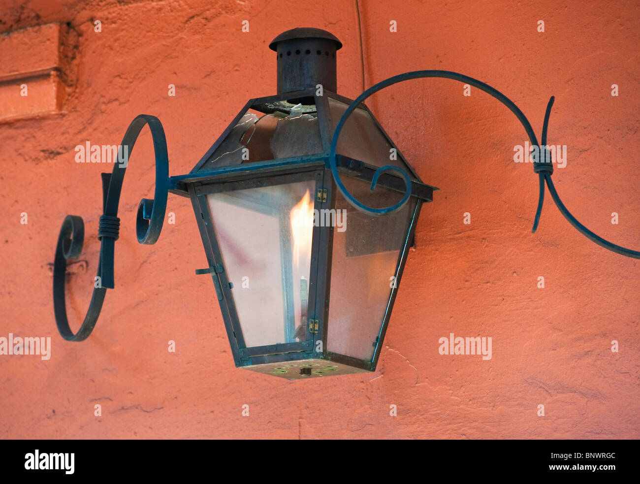 Lanterne sur un mur en stuc d'orange Banque D'Images