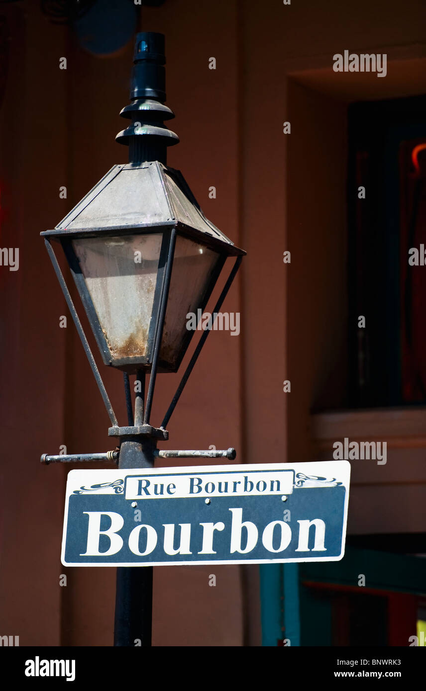 Lampadaire et Bourbon Street sign in New Orleans Banque D'Images