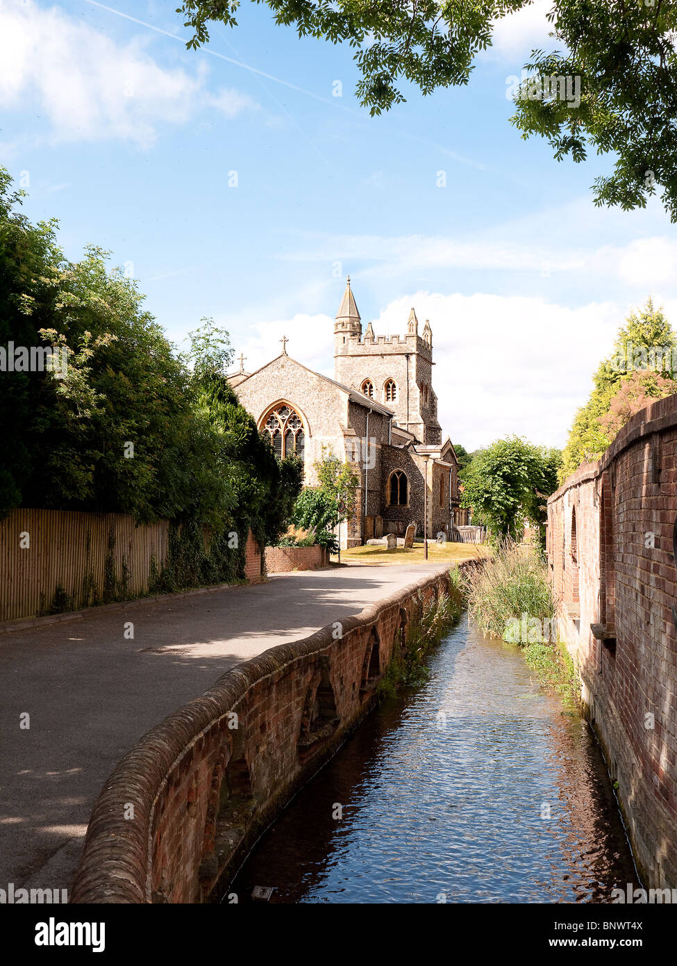 Misbourne River et St. Mary's Parish Church, Old Amersham, Buckinghamshire, UK Banque D'Images