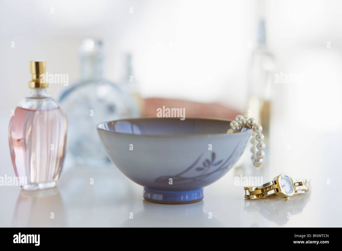 Les éléments de la femme sur une commode Banque D'Images