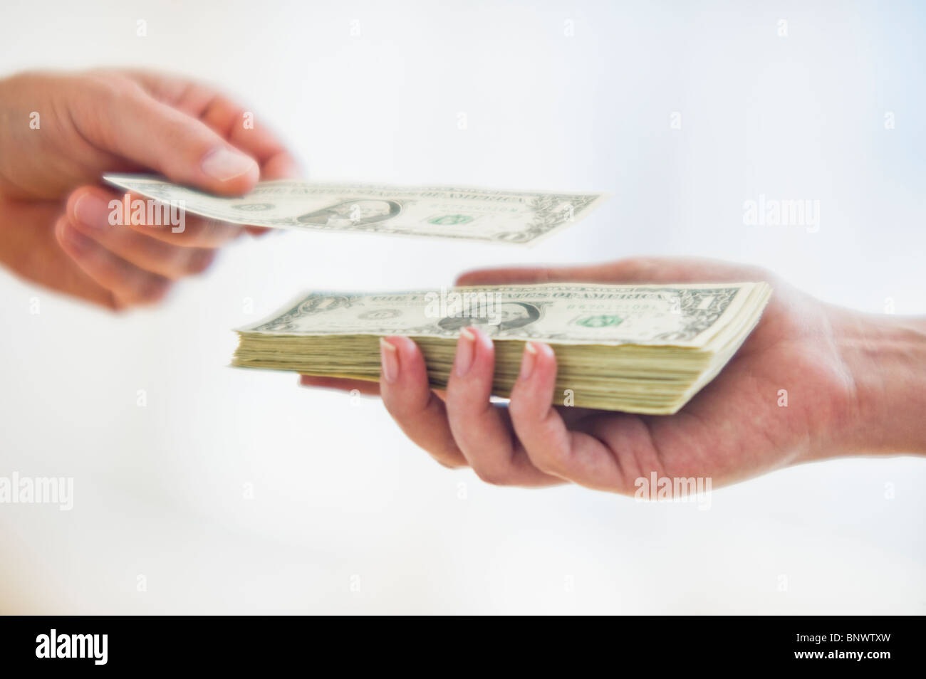 Mettre la main sur un dollar haut de la pile d'argent Banque D'Images