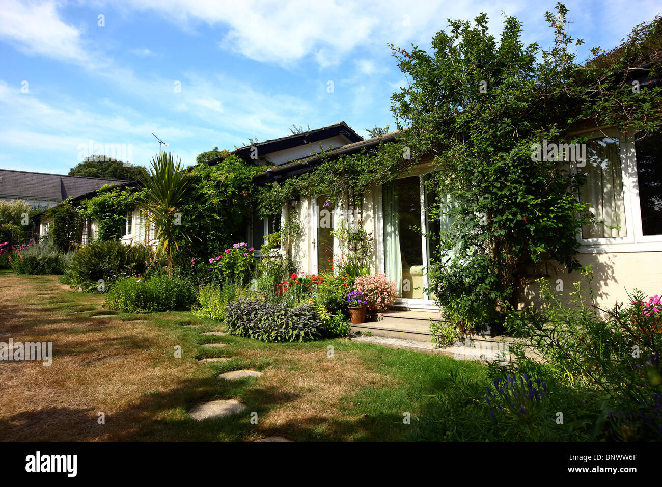 Mille Fleurs jardin et d'appartements de vacances dans un grand jardin avec une piscine. Guernsey, Channel Islands, Royaume-Uni, Europe Banque D'Images