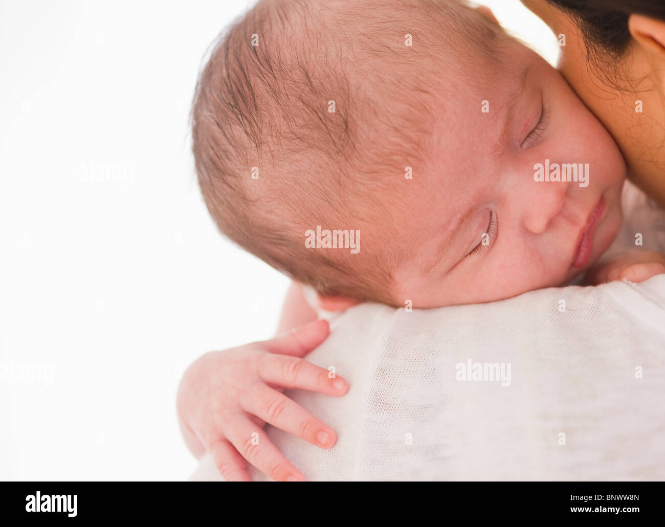 Bébé dormir sur l'épaule de la mère Banque D'Images