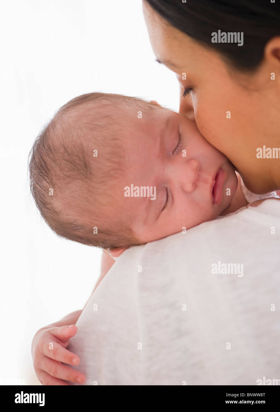Bébé dormir sur l'épaule de la mère Banque D'Images
