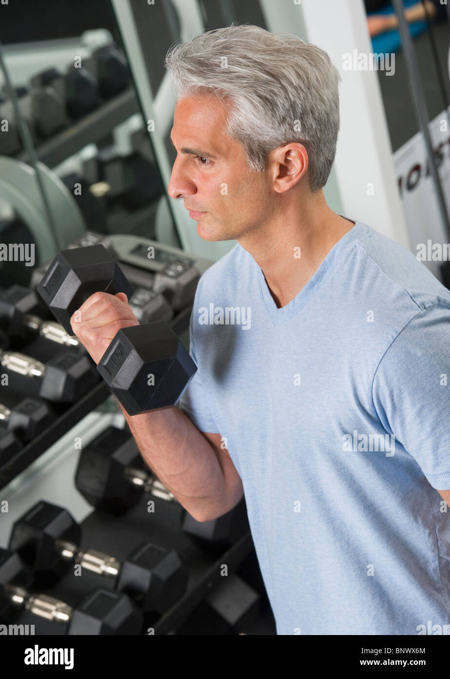 Man lifting des poids dans la salle de sport Banque D'Images