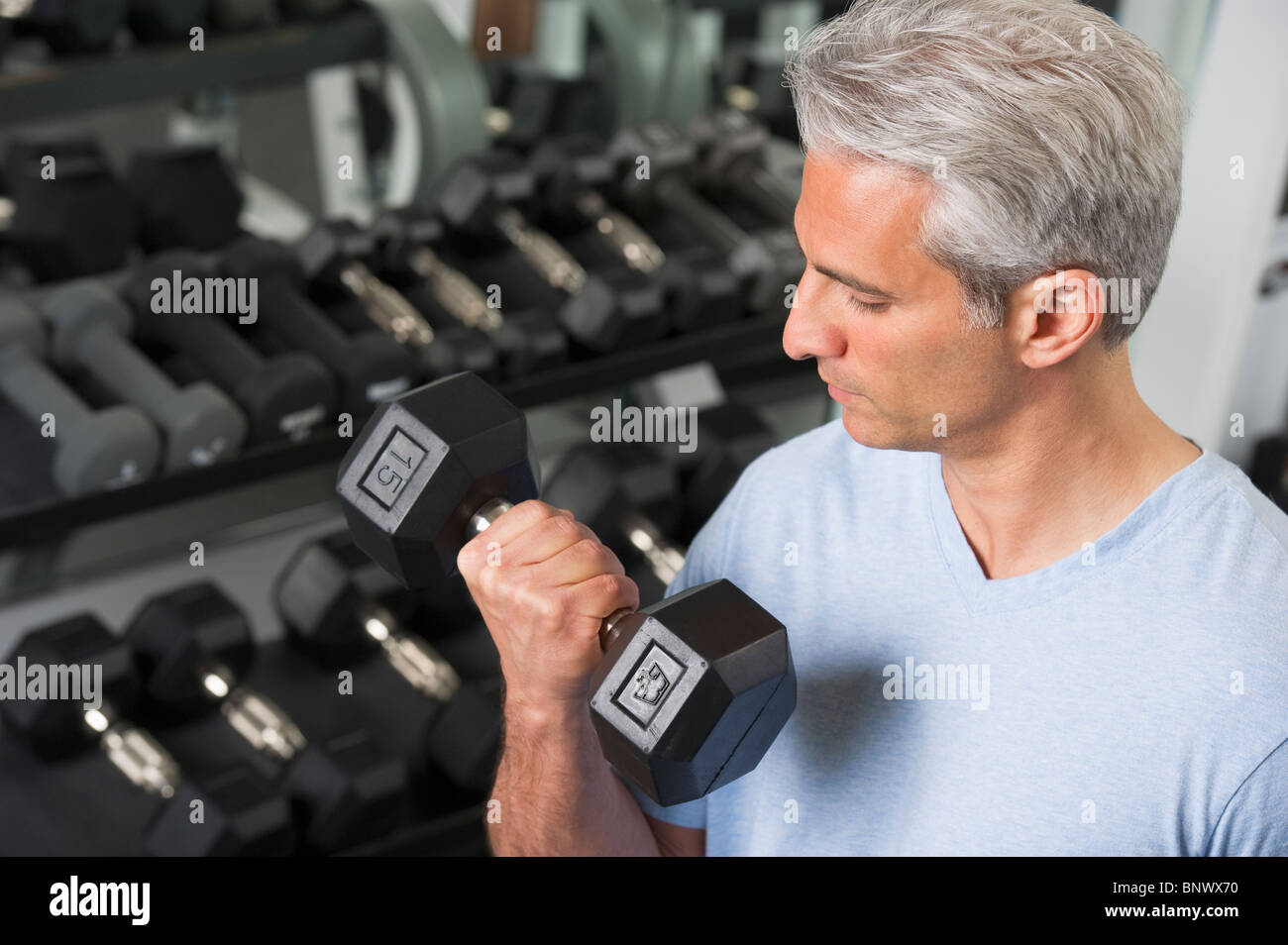 Man lifting des poids dans la salle de sport Banque D'Images