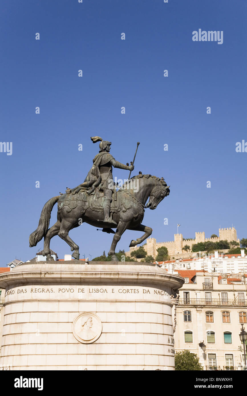 La statue du roi Dom Joao I se place en avant du Château de St George (Castelo de Sao Jorge) dans la région de Baixa, Lisbonne, Portugal. Banque D'Images