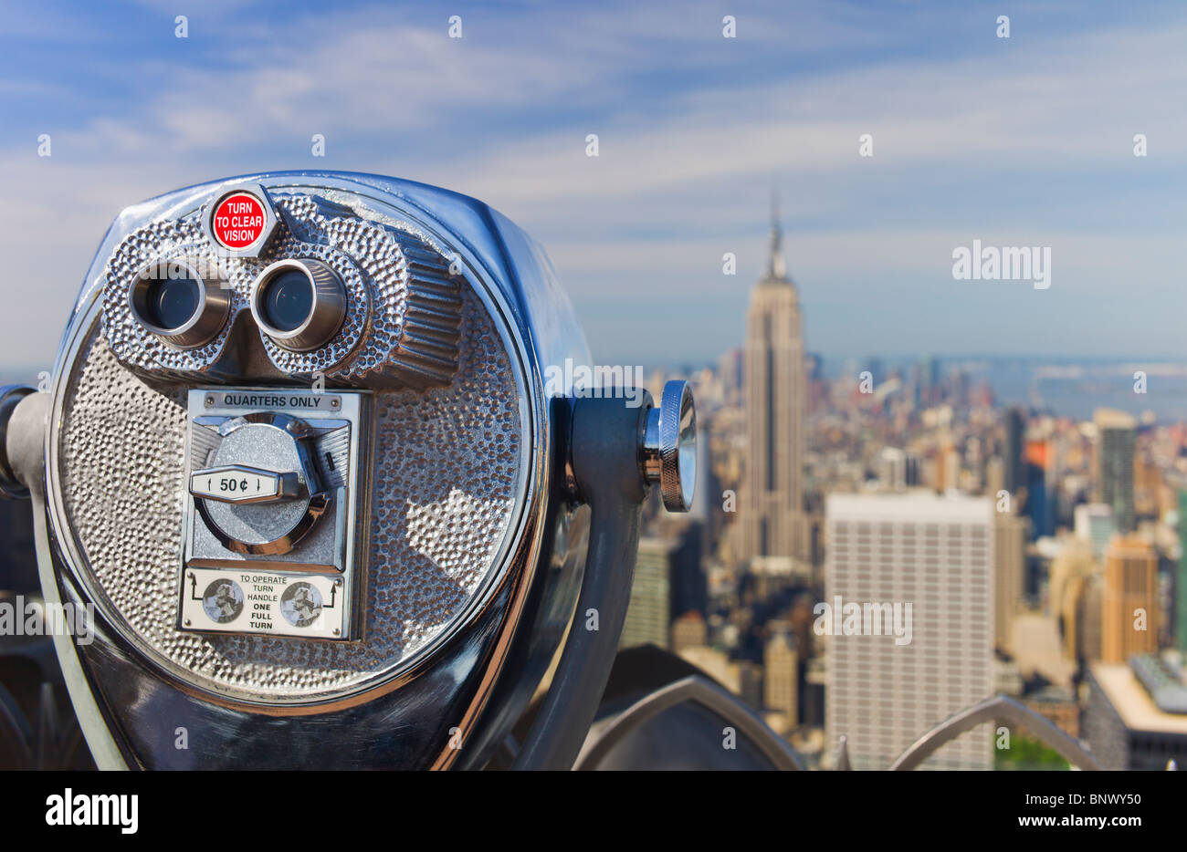 Jumelles à pièces donnant sur New York City skyline Banque D'Images