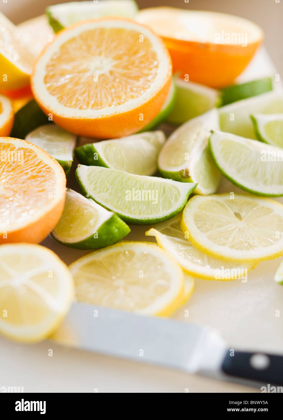 Citrons fraîchement coupé et limes Oranges Banque D'Images