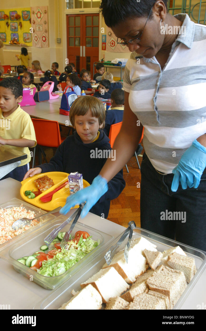 Cantine de l'école primaire d'être servi des aliments sains Banque D'Images