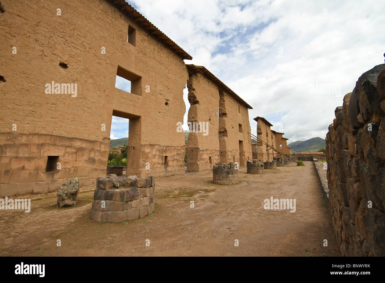 Vue sur le Temple de Wiracocha à Raqchi, près de Cusco, Pérou. Banque D'Images