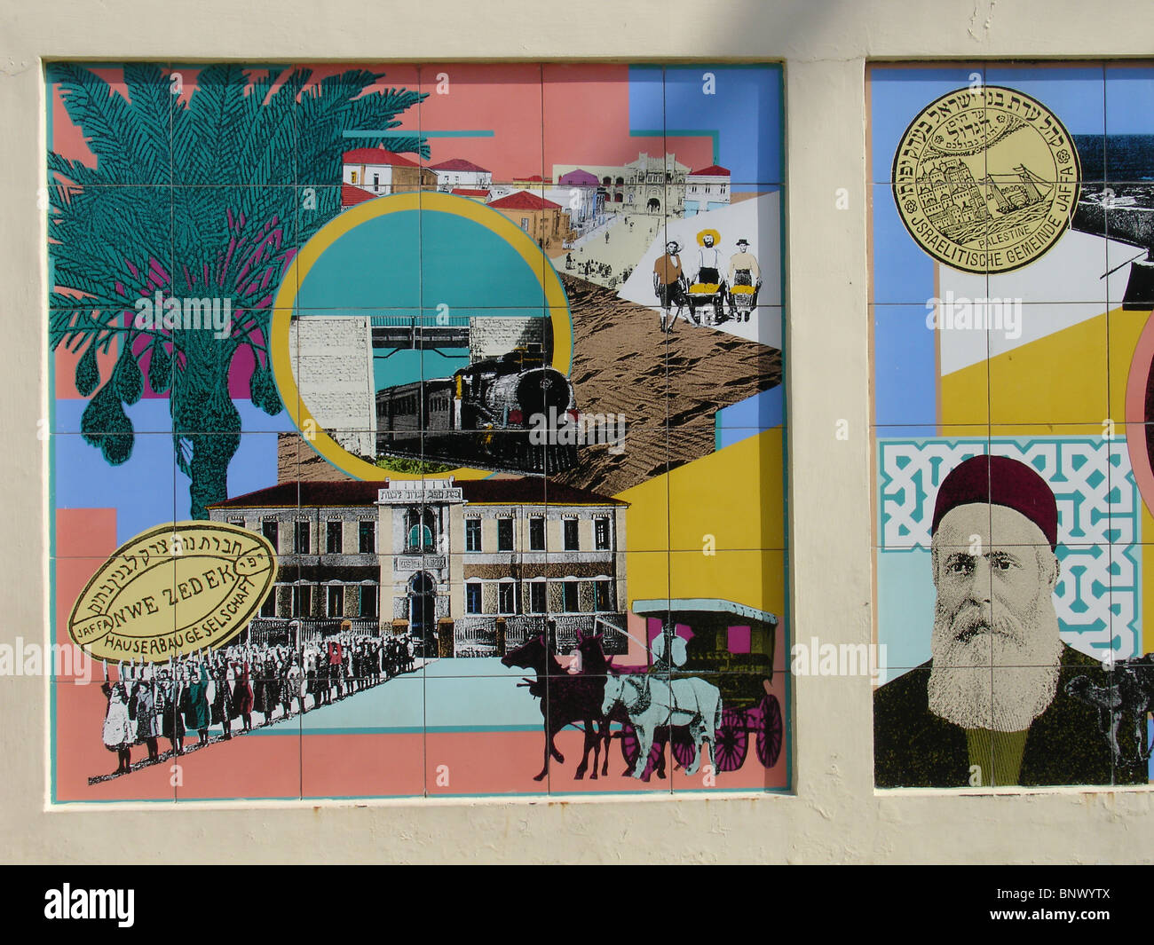 Mosaïque murale de l'artiste et graphiste israélien David Tartakover représentant l'histoire du premier quartier juif à l'extérieur des murs de Jaffa, aujourd'hui Neve Tzedek placé dans la cour du Centre Suzanne Dellal pour la danse et le théâtre dans le quartier de Neve Tzedek situé dans le sud-ouest de tel Aviv, Israël Banque D'Images