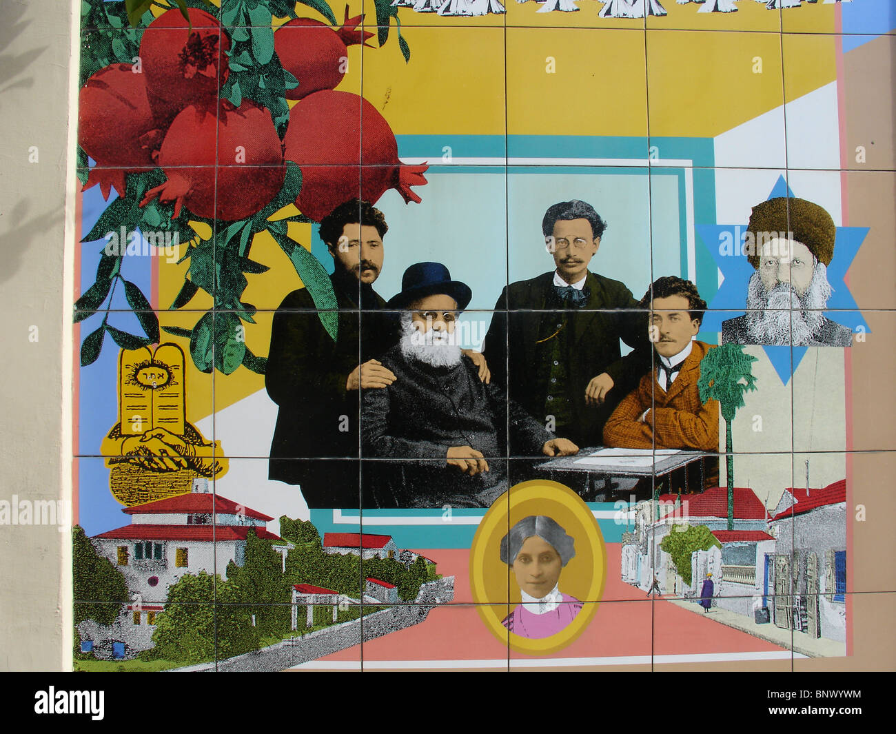 Mosaïque murale de l'artiste et graphiste israélien David Tartakover représentant l'histoire du premier quartier juif à l'extérieur des murs de Jaffa, aujourd'hui Neve Tzedek placé dans la cour du Centre Suzanne Dellal pour la danse et le théâtre dans le quartier de Neve Tzedek situé dans le sud-ouest de tel Aviv, Israël Banque D'Images