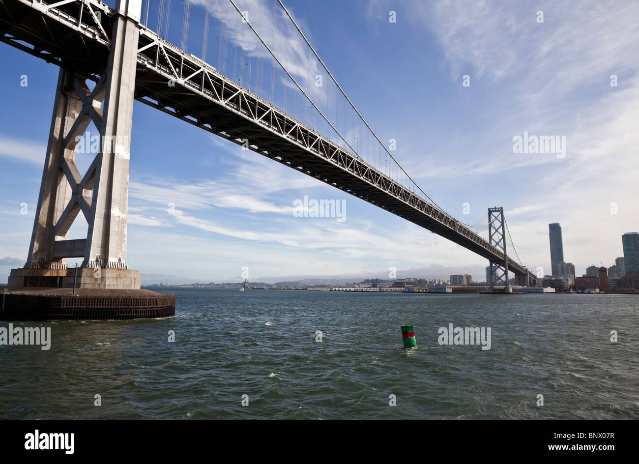 L'emblème de San Francisco Bay Bridge crossing à Oakland. Banque D'Images