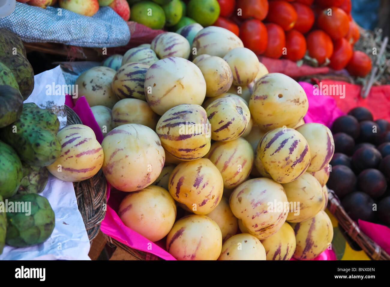 Quelques fruits dans le marché de Pisac, près de Cusco, Pérou. Banque D'Images