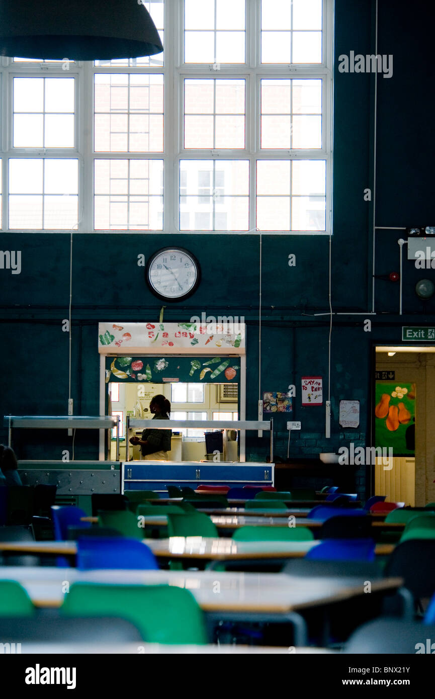 Chaises et tables d'une cantine scolaire vide. Banque D'Images