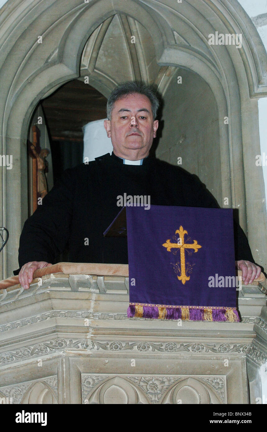 Le Recteur, le révérend Michael foulé, à St Andrews, Ampthill, Bedfordshire, Royaume-Uni Banque D'Images