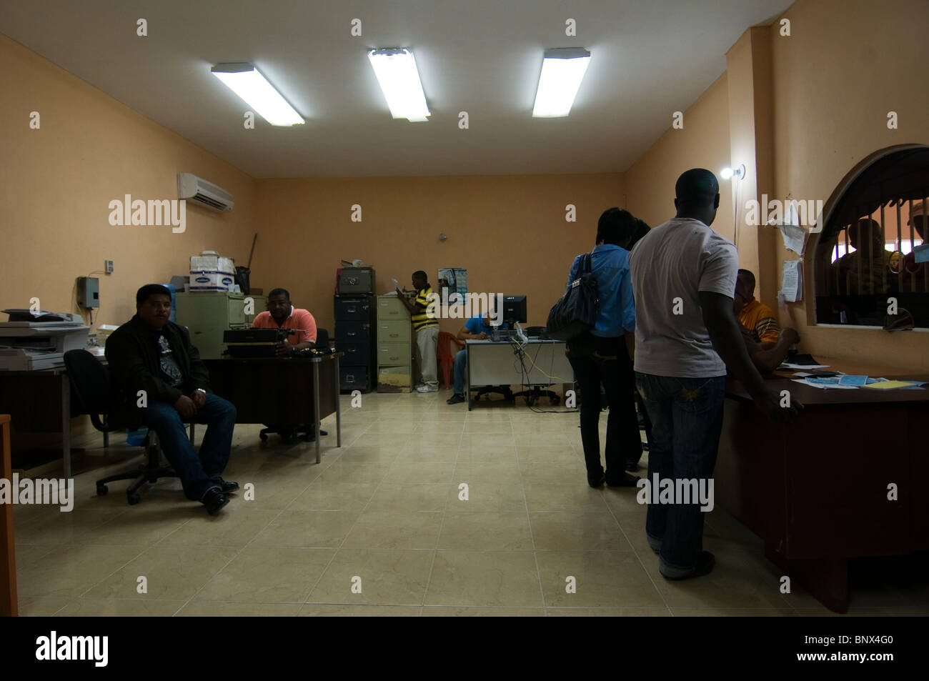 Personnes travaillant dans le bureau de douane à la frontière entre Saint-Domingue et Haïti Banque D'Images